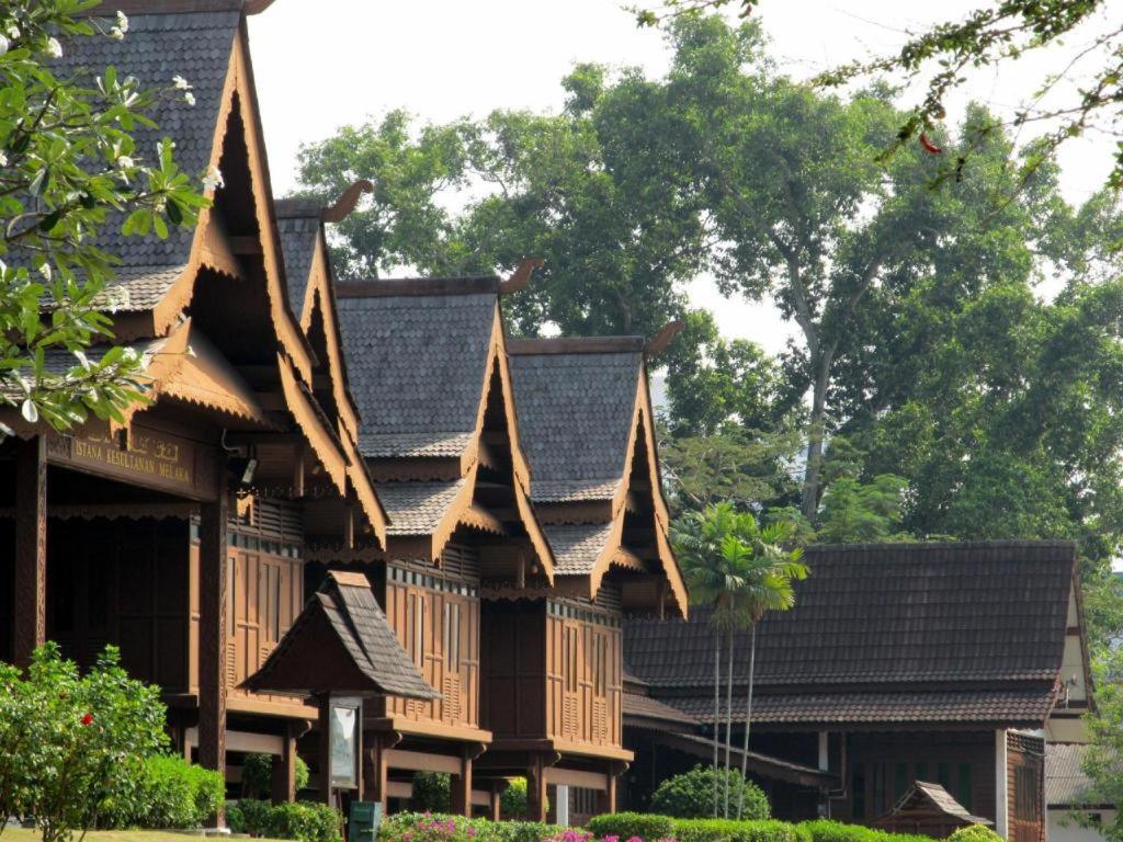 Hotel Zamburger Plaza Mahkota Малакка Экстерьер фото