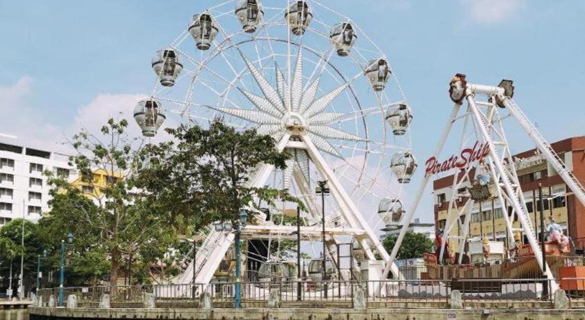 Hotel Zamburger Plaza Mahkota Малакка Экстерьер фото